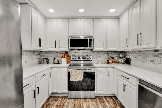 Building Photo - 3120 Pin Oaks Cir NE
