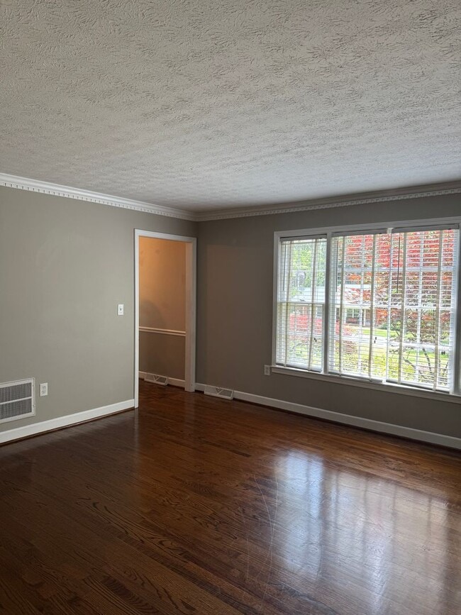 Building Photo - 4 Bedroom with fenced in yard!