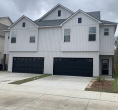 Building Photo - The Cottages at University Villas 3 bedroom 2.5 bath townhouse for Lease!