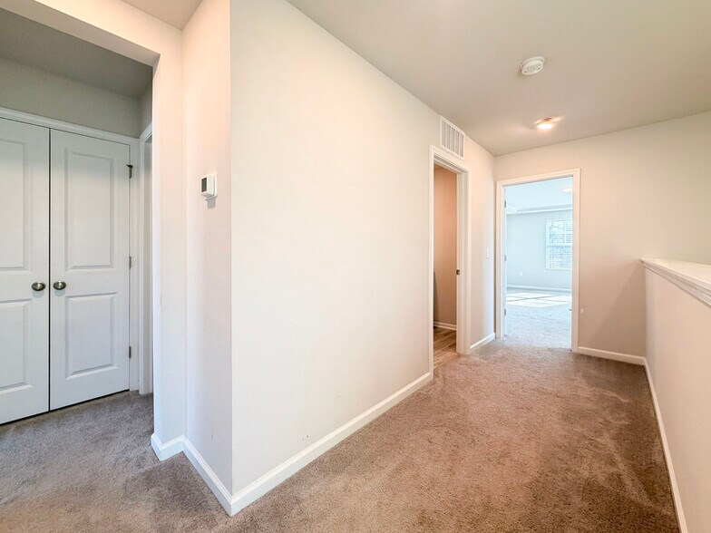 Building Photo - 400 Hazy Hills Ln