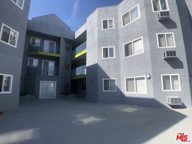 Building Photo - 428 S Grand View St