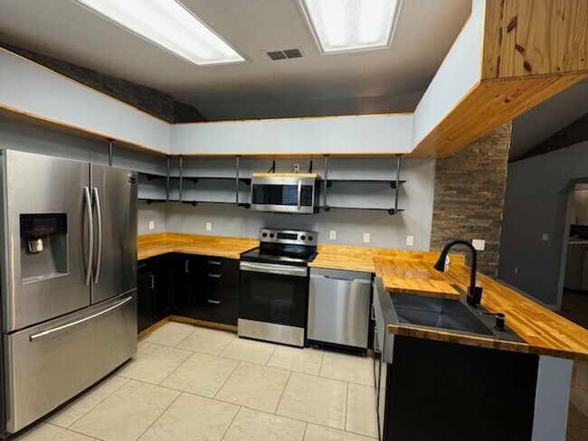 Building Photo - Beautifully Renovated Home In the Shores  3/2/2 **WON"T LAST**