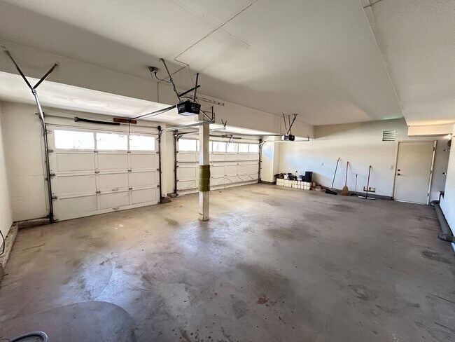 Building Photo - 8132 E Hillsdale Dr
