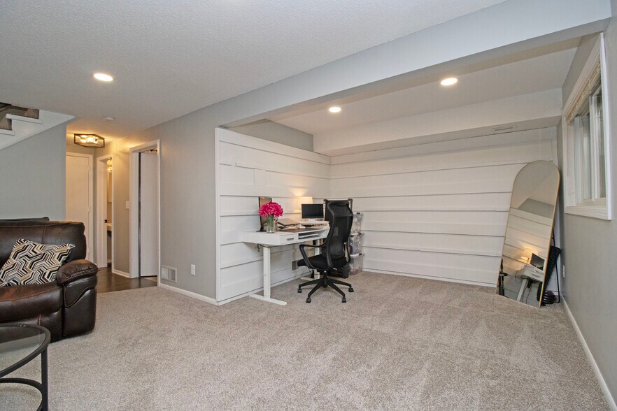 Building Photo - 4462 Johnny Cake Ridge Rd