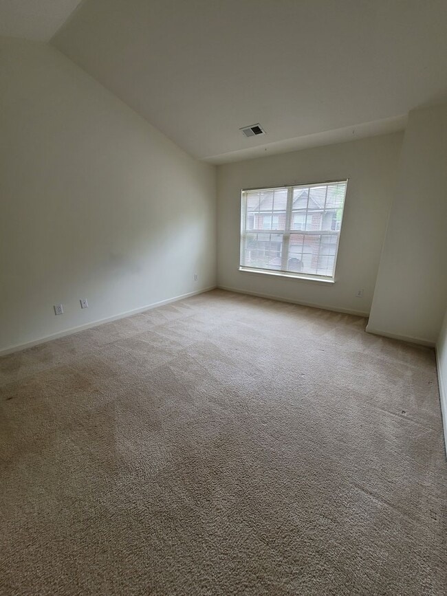 Building Photo - 3 BR townhome in Jamestown!