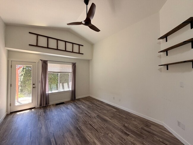 Building Photo - 3 Bed | 2 Bath | 1,306 Sq. Ft. | Bend, OR