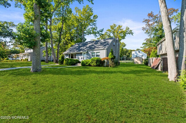 Building Photo - 437 Redmond Ave