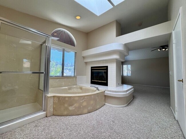 Building Photo - Spacious 4 Bedroom Home with Expansive Bac...