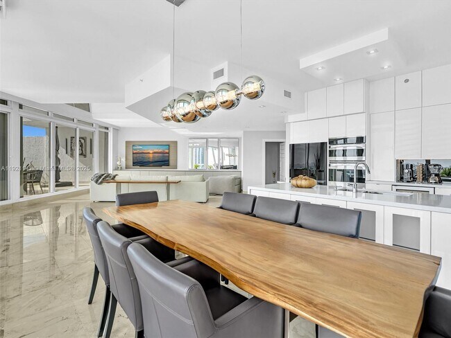 Building Photo - 16500 Collins Ave