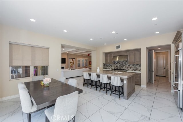 Building Photo - 16 Spanish Moss