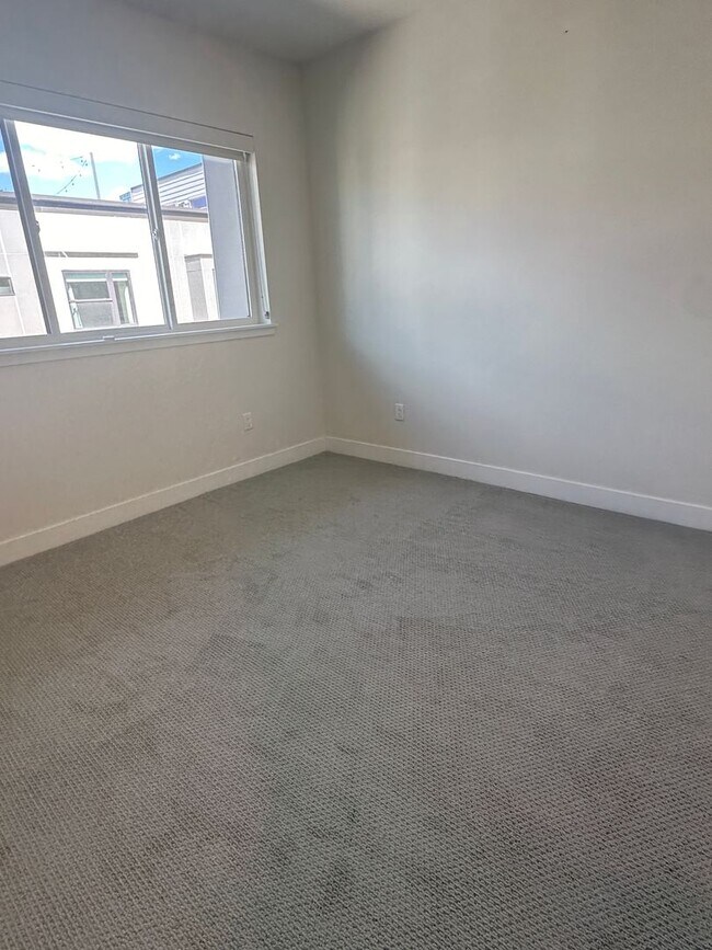 Building Photo - Gorgeous, Modern 3 Bedroom 4 Bathroom Townhouse Near Sloan's Lake