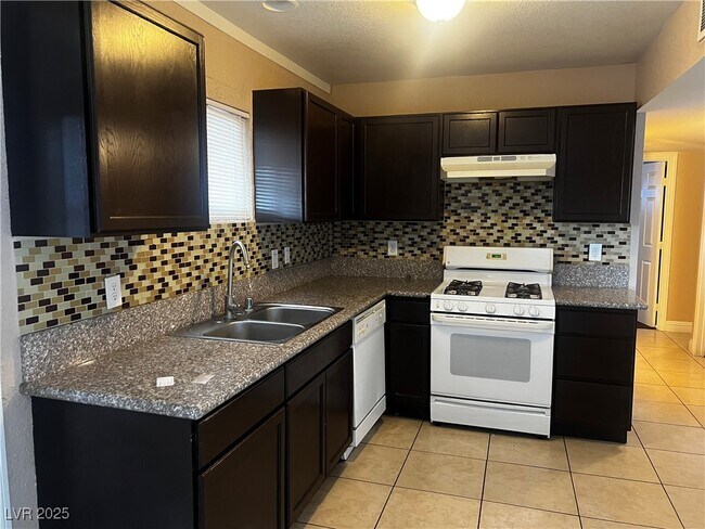 Building Photo - 1128 Greenway Dr