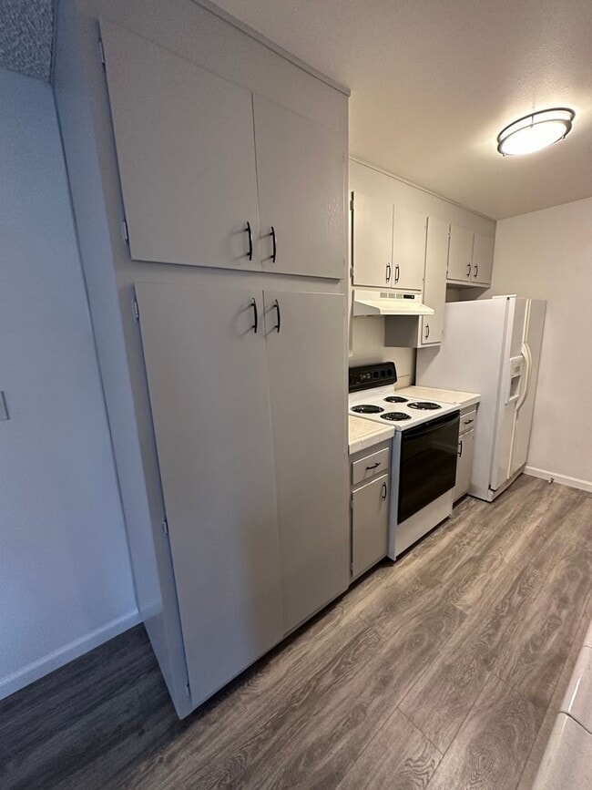 Building Photo - Cozy 2 Bedroom unit with community pool!