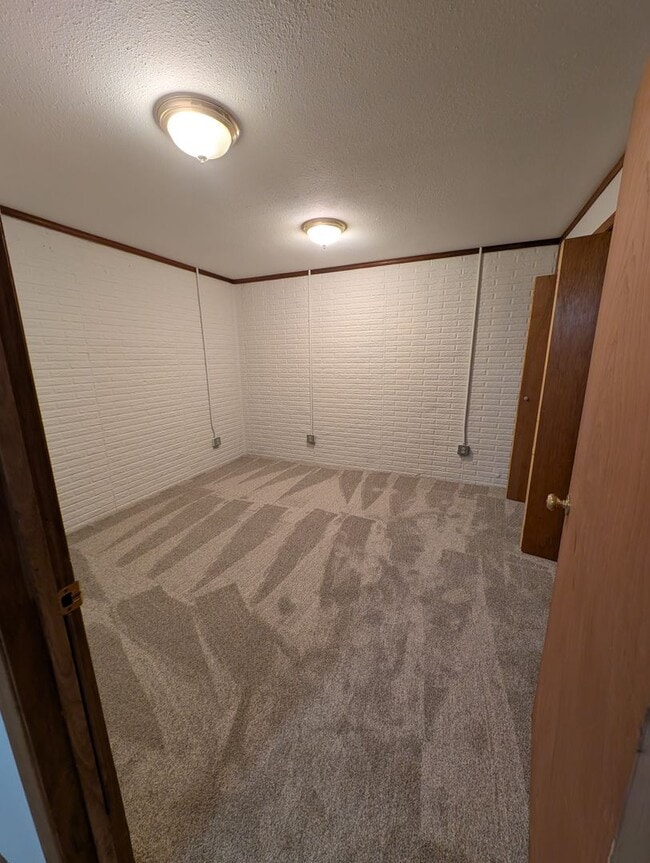 Building Photo - Cute 3 Bedroom Condo w/ Bonus Room - Walki...