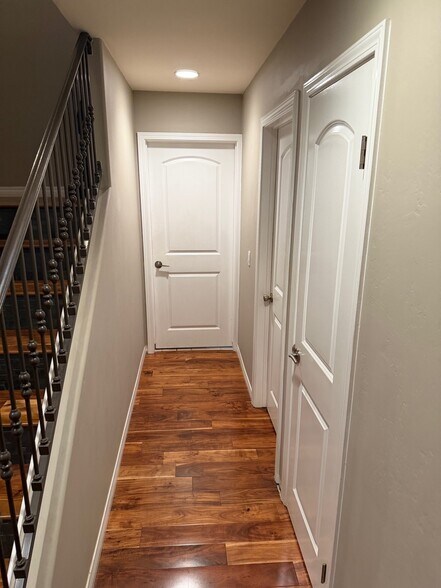 Hallway to 2 bedrooms - 3958 Lamont St