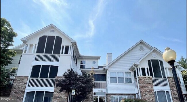 Building Photo - 6502 Lake Park Dr