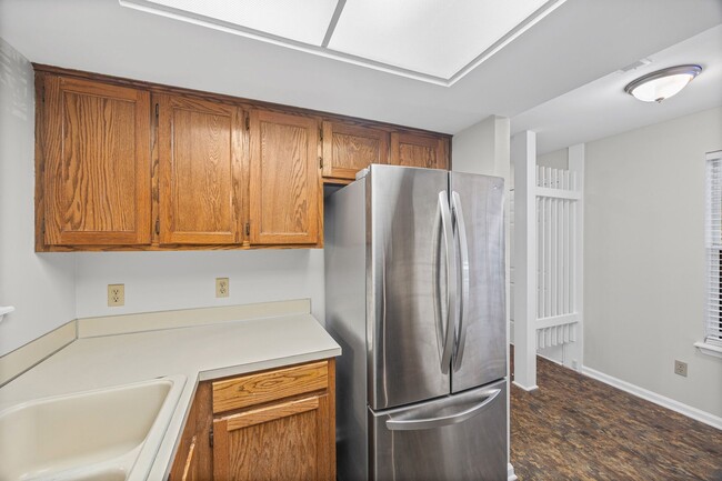 Building Photo - Light and bright 2-primary suite, 2-bath condo in Firethorne of Charlotte.