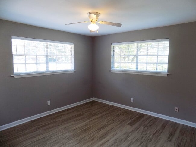 Building Photo - **Available Now** Updated 3 Bedroom Home i...