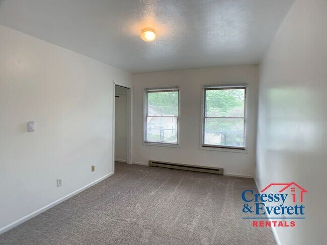 Building Photo - Upstairs 1 Bedroom Close to Downtown