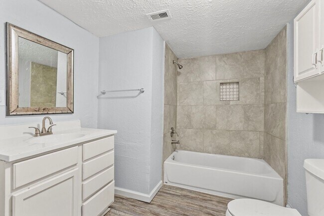 Building Photo - Charming 4-Bedroom, 2-Bath Home in Lamarque, TX