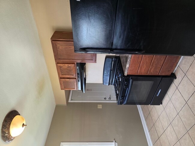 Building Photo - 427 N Henrietta Ave