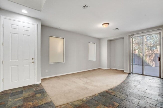 Building Photo - Awesome 3 Bedroom, 2 Story Home in North L...