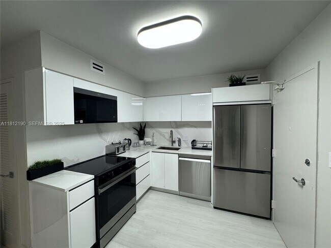 Building Photo - 5151 Collins Ave