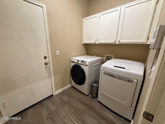 Building Photo - 3803 E Grandview Rd