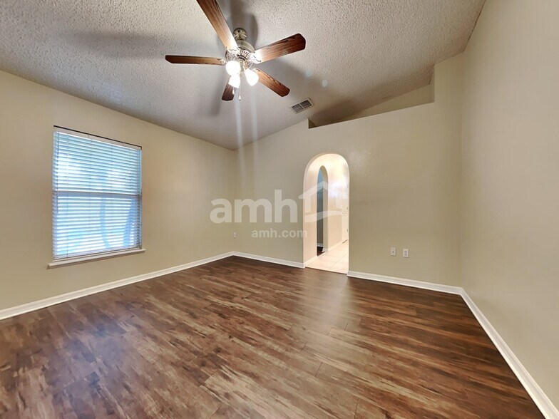 Building Photo - 70 Reeding Ridge Dr W