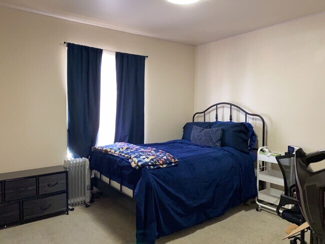 Building Photo - STUDENTS WELCOME! Sprawling 6 Bed / 3 Bath Home Near College and Drake