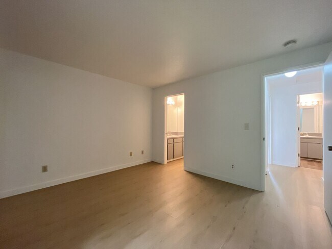 Building Photo - Beautiful Upper-Level Condo in the Heart of Multnomah Village with Private Covered Balcony and In...