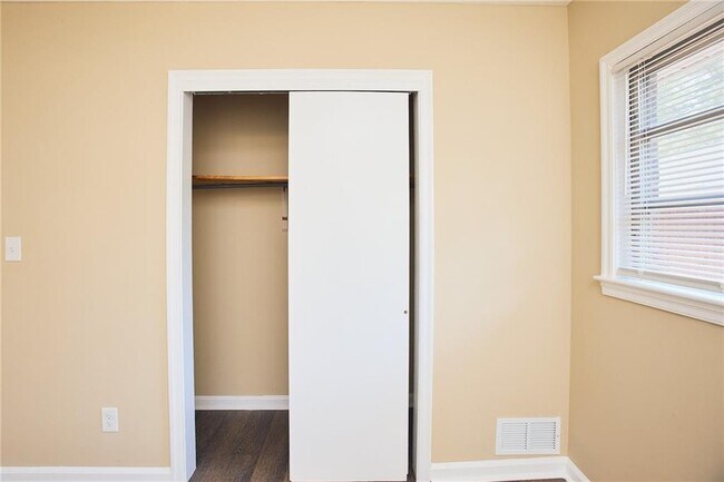 Building Photo - 826 Jefferson Ave SW