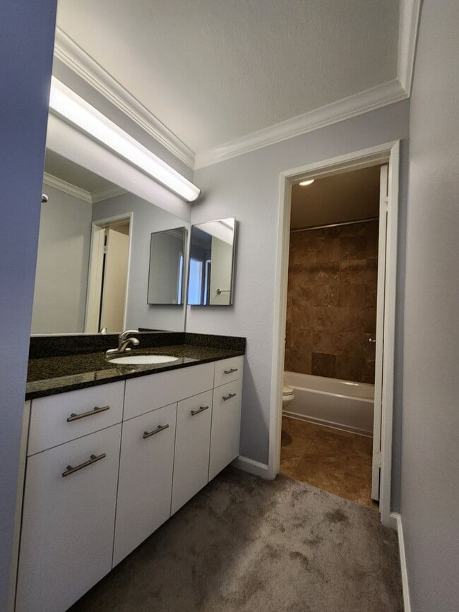 Building Photo - 2 Bedroom Upper Unit in UTC