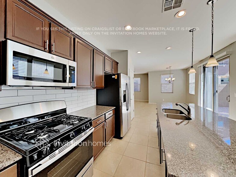 Building Photo - 225 N Sandal