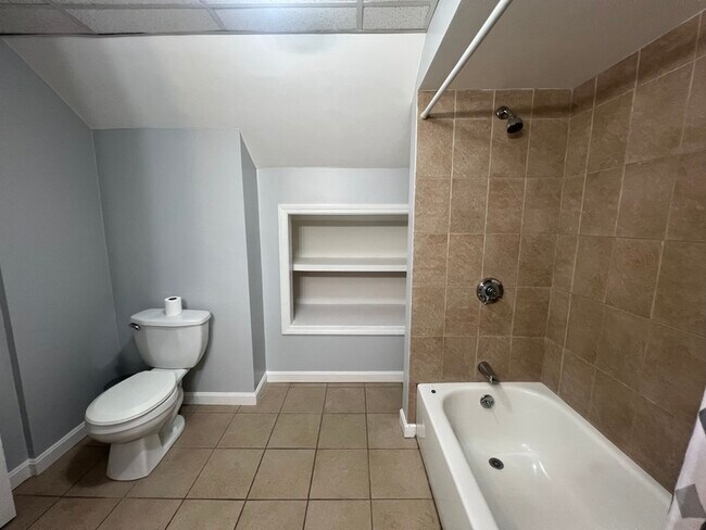 Building Photo - 552 Maple St