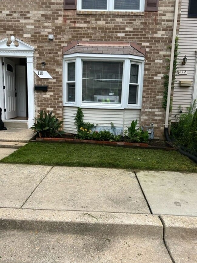 Building Photo - SPACIOUS TOWNHOUSE IN GAITHERSBURG