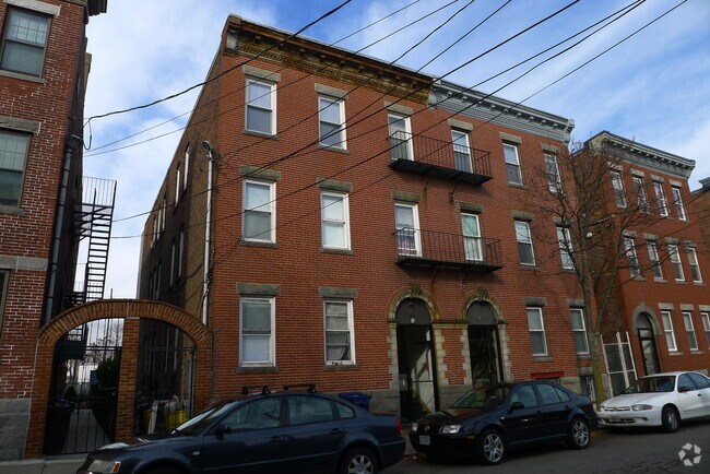 Building Photo - 72 Frankfort St