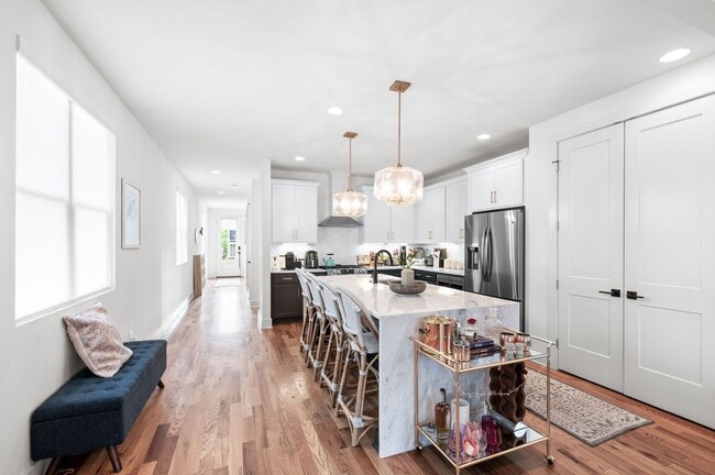 Building Photo - Stunning 3BE/3BA in one of Nashville's hot...