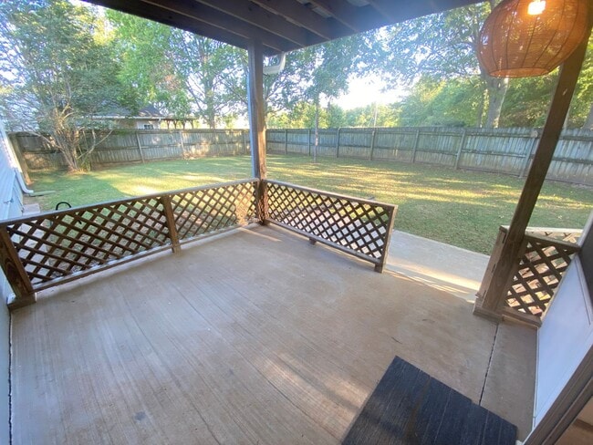 Building Photo - For Lease - 2 Beds, 1 Bath,