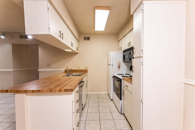 Building Photo - Pointe Condos #56