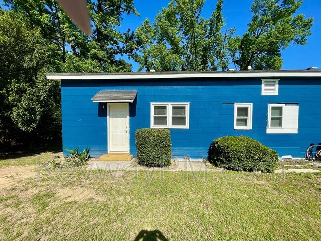 Building Photo - 304 Crystal Lake Dr