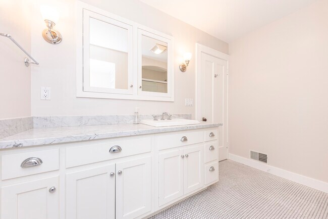 Building Photo - 1111 Olivia Ave