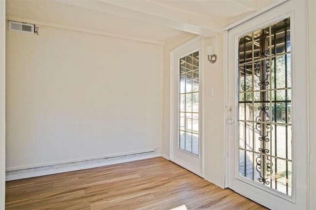 Building Photo - 2812 S Broadway Ave