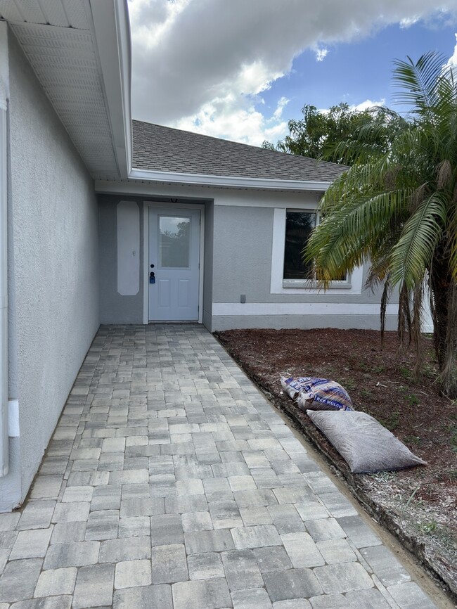 Building Photo - Remodeled 4-bedroom 2 bath 2 car garage in...