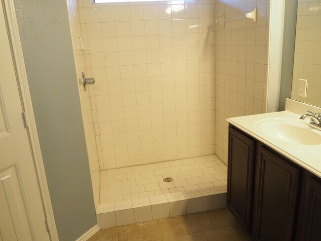 Building Photo - 3 Bed 2 Bath in Denton