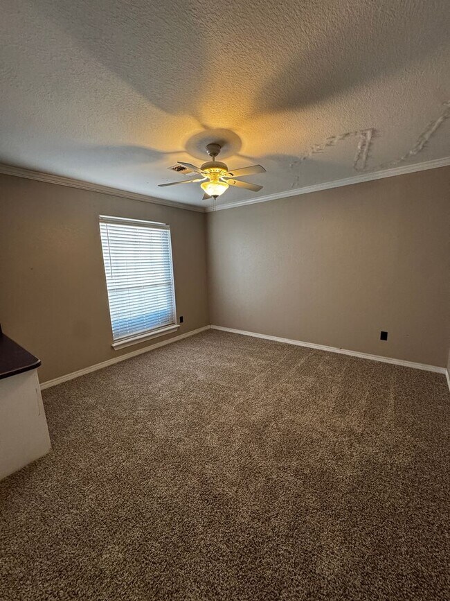 Building Photo - 4 Bedrooms 3 bathrooms, OFFICE 2 living rooms, and 2 car garage