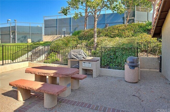Community barbecue area - 1073 S Romney Dr