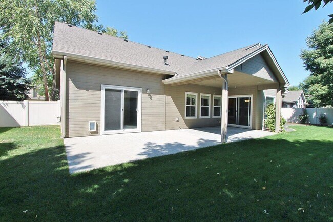 Building Photo - Stunning Home w/Open Floor-plan