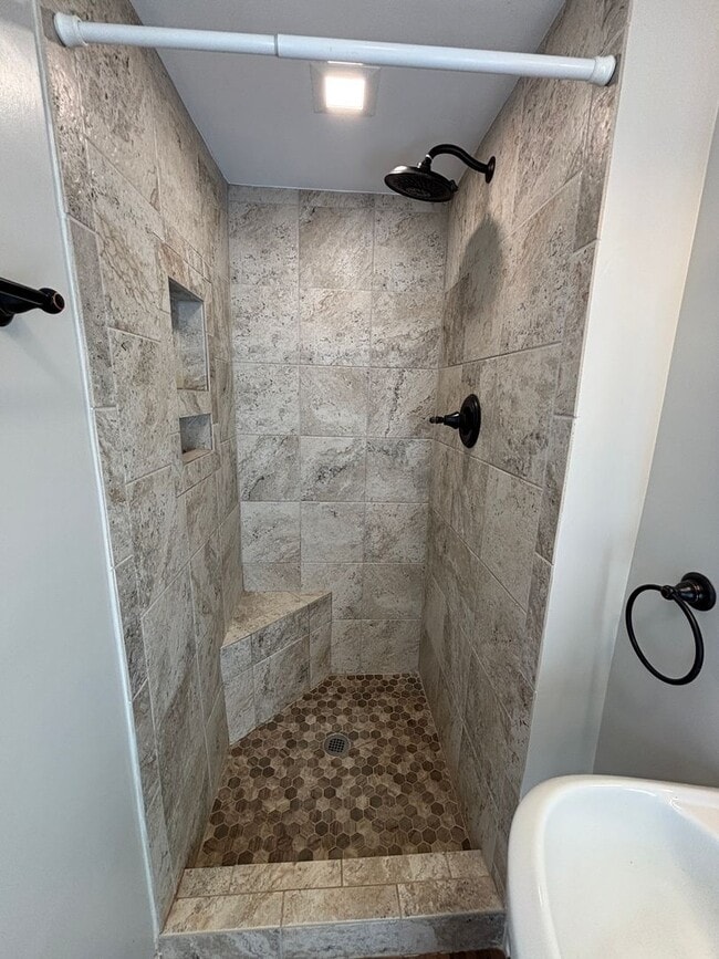 Building Photo - Space, Privacy & Flexibility – All in One Stunning Property