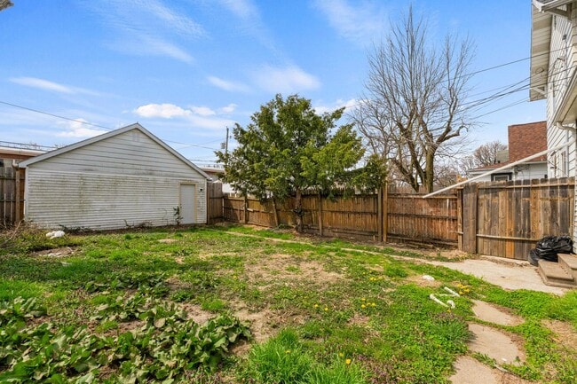 Building Photo - New Listing! 3 Bedroom House!